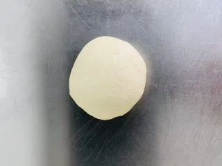 Q弹麻糬面包,揉成光滑的面团。