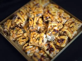 蔓越梅沙琪玛,为了变于保存,每块沙琪玛可以用保鲜膜包好。