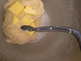 卡仕达奶油面包——奶油饺子包,放入面团搅打刚刚开始有点粘没关系等黄油融入就好了，这里我用的是我的实际情况用厨师机的同学可以参考下二档7分钟再切换一档4分钟。