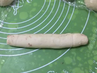 豆沙扭扭面包,收紧口子。