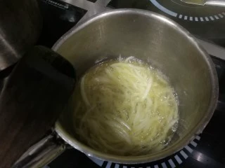 胡萝卜浓汤意面,加入30克洋葱炒出香味，要小火不要炒糊哦