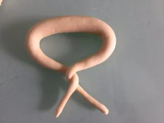 德国碱水面包普雷结,搓成两头细中间粗的长条,两端交叉打结