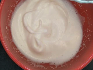 简易6寸戚风蛋糕(2蛋),继续打发后有了明显纹路。加第二次糖,