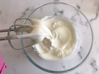 迷你巧克力夹心派,打至大弯钩状即可