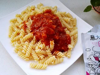 快手螺旋意大利面,根据原料多少、个人口感调整肉酱多少。