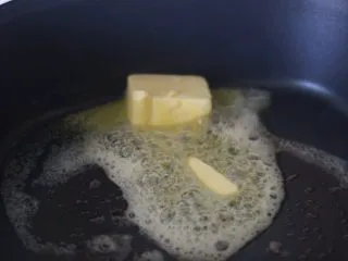 俄罗斯经典罗宋汤,黄油小火加热成液态。