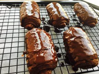 网红脏脏包（开酥版）,面包出炉摊凉，将淋面的巧克力甘纳许淋面表面。