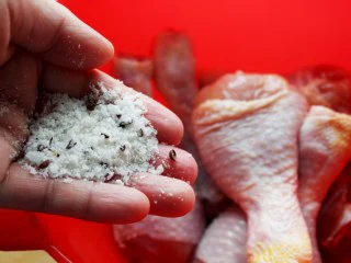 苹果柠香烤鸡腿,提前一晚将鸡腿用花椒盐腌上。 注：花椒加盐用小火炒香，凉透了就可用来腌制。 