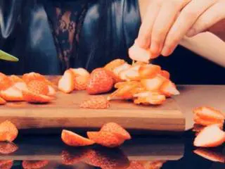 白兰地巧克力布朗尼,摆盘：草莓去蒂切片，紧贴杯壁放置，虹吸瓶打出奶油花，放置布朗尼小块、草莓、烘烤过的核桃碎、巧克力碎屑，最后撒上一层薄糖粉，搭配白巧克力白兰地食用更佳！