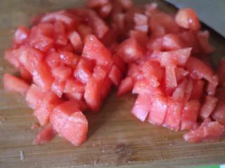 俄罗斯经典罗宋汤,切成蕃茄丁备用。