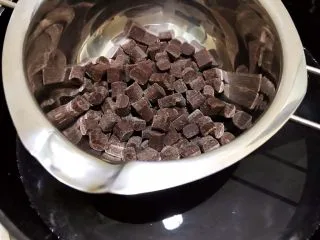 醇厚浓郁的巧克力慕斯蛋糕,巧克力隔热水融化