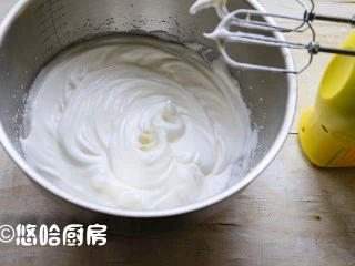 数字生日蛋糕,蛋清用电动打蛋器一直搅打至能拉出小弯钩的状态即可。
