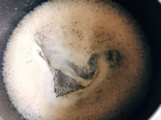 网红爆浆珍珠蛋糕,继续煮一点红茶牛奶,可以用茶包,总量也是40g,这次不要茶渣