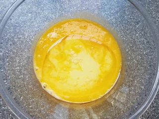 蜂窝煤戚风蛋糕,加入牛奶和玉米油,搅打至蛋黄、牛奶和玉米油完全融合。