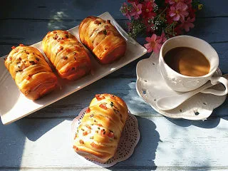 香葱火腿面包卷,配杯咖啡，或是牛奶，绝对是能量满满的早餐，当然也可是下午茶啊