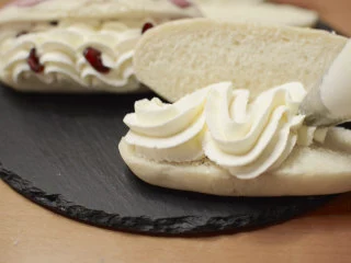 绵绵脆巧奶油包,装饰一下,放上蔓越莓。