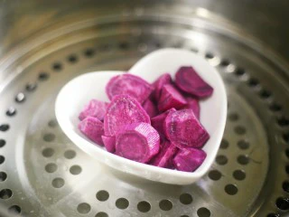 好吃到爆的紫薯流心塔,上锅大火蒸至熟透。