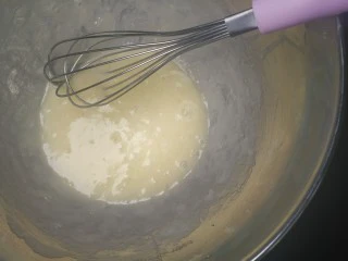 网红夏威夷果仁可可脆脆巧克力片 香港珍妮聪明小熊夏威夷果仁巧克力脆脆,1.先来制作材料A的巧克力脆脆部分，常温蛋白38克和常温淡奶油10克还有玫瑰盐1克放入无水无油的打蛋盆里，用蛋抽混合均匀；