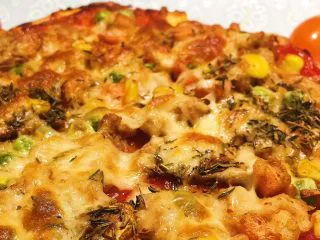 小白也会的奥尔良烤鸡腿披萨 「8寸薄脆版」,再来一张特写，是不是特别香，你想象一下，嗯！是真的超级超级美味，尤其是自己做的，亲手做给爱的人做披萨，我想中国女人应该没有多少会吧？！瞬间就觉得我家胖子很幸福，嘻嘻。所以，我爱你，把爱全部表达在美食里，这就是美食表白计，不知不觉让你离不开我。