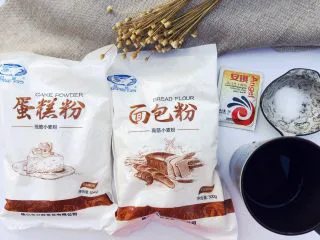 当主食一次可以吃三个的法棍面包,准备材料,温水大概是三四十度左右。