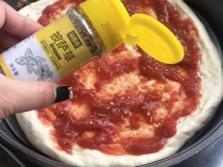 意式烤肠披萨,撒少许披萨草。