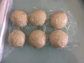 德国碱水面包普雷结,揉好的面团分6份,盖保鲜膜松弛30分钟