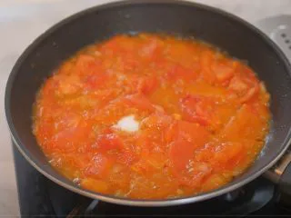 蕃茄意大利直筒面,加入适量盐、黑胡椒