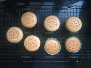 纸杯蛋糕(不塌不裂),铜烙印在燃气灶上加热一分钟,然后轻轻压在蛋糕表面,停留一秒钟。漂亮的纸杯蛋糕就做好了。