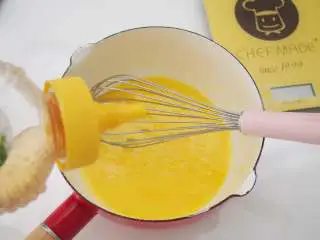 姜饼圣诞翻糖饼干,加入蜂蜜搅拌均匀