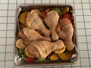 低脂时蔬烤鸡腿,铺上鸡腿
