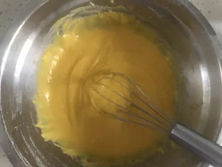 玉米面杯子蛋糕(少油少糖粗粮蛋糕),搅拌均匀(可以不必注意翻拌手法,玉米油不会起筋)拌好的蛋黄糊有点稠