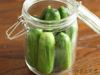 自制俄式酸黄瓜,黄瓜放入干净无水无油可密封容器中