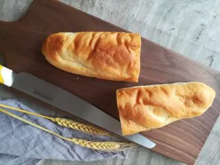 多汁碎牛排三明治,咸香长面包分成两段（咸香长面包食谱在上一篇有制作方法