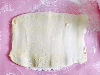 自制酥皮版蛋挞,擀开！出现这种情况很正常 经过反复对折 皮里夹着黄油 面皮比较薄 没有关系 不影响效果