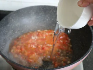 番茄肉酱拌面,倒入一碗热水，煮沸后小火熬煮；