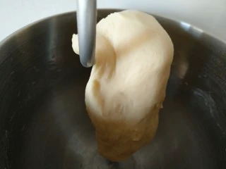 海苔肉松面包,厨师机揉制成光滑面团。