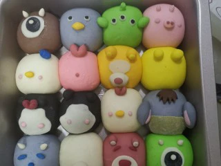 迪士尼挤挤小馒头,用剩余的面团做出表情，用少量清水粘贴，发酵到1.5倍大，手指按压回弹即可蒸制，我用的网红蒸锅，大约12分钟