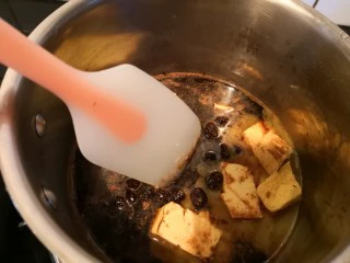 红糖全麦杏仁曲奇,不时搅拌,促进黄油和糖的融化。