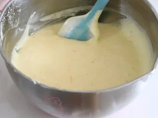 橙味甜甜圈蛋糕，在家就可复刻的经典美味,翻拌均匀即可。