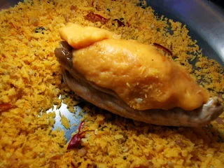 鸡翅酿地瓜泥,酿好的鸡翅在面包糠打滚，