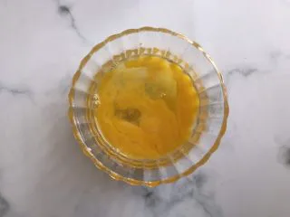 网红草莓脆皮泡芙,两个鸡蛋打散