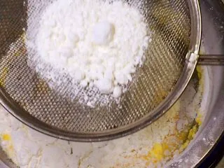 八寸戚风蛋糕,筛入低粉
