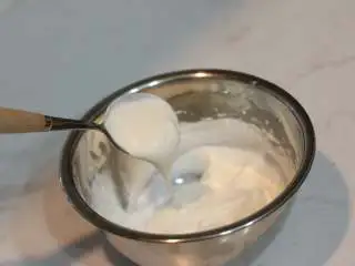 圣诞树枫糖戚风, 20g淡奶油直接低速稍微打发，浓稠酸奶状，有流动性 