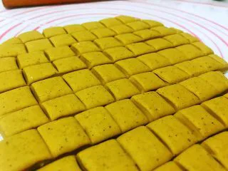 平底锅高钙小馒头,再切成小方块，保持大小一样，成品得成正方形，要不会影响美观。