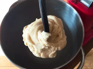 奶油夹心面包,启动厨师机搅拌20分钟。