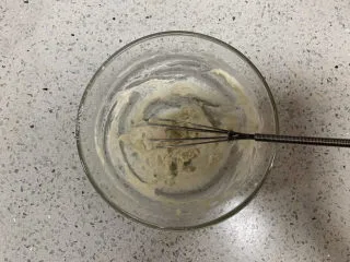 火龙果渐变蛋糕(宝宝辅食),用划一字的方式混合均匀,注意动作轻柔快速,混合均匀即可,不能过度搅拌