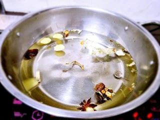 ~泡椒凤爪~,起锅装水加入:八角、桂皮、香叶、白芷、砂仁、白寇各一小颗，红花椒15粒左右。（这里就是跟外面买的味道一样的关键，香料不能过多，会苦，嫌麻烦可以用香糟卤，但那东西添加剂太多我不敢用，其实我这也没那玩意儿卖😂）