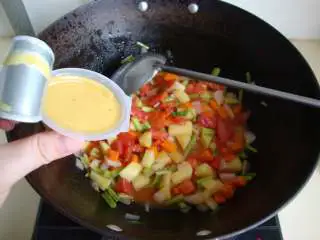 番茄蔬菜浓汤,放入鸡味浓汤宝