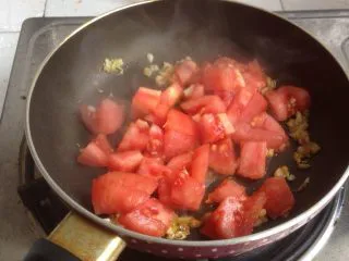 磷虾番茄意大利面,加入番茄丁，炒出汁