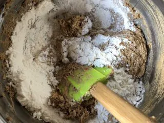 蓝莓秒芙蛋糕,加入1/4粉类，用按压的方法，搅拌15下